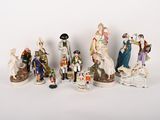 sept figurines de tailles et de couleurs différentes posées sur un fond blanc