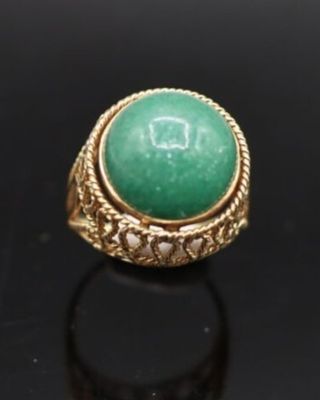 Gros plan sur une bague contenant une pierre verte