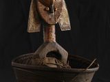 une image représentant une sculpture d'un oiseau posé sur un bol