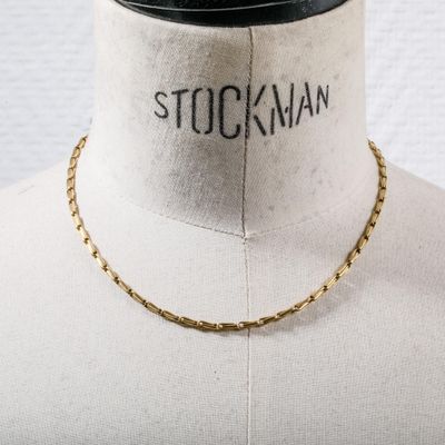 gros plan d'un torse de mannequin portant un collier