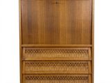 une armoire en bois avec un tiroir et des tiroirs posés dessus
