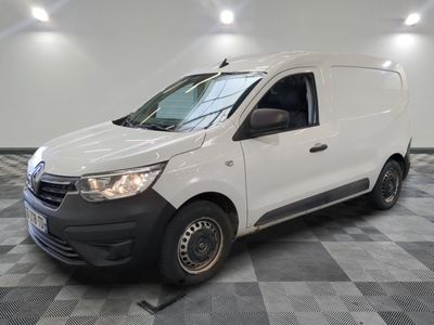 la photo d'une camionnette blanche garée sur un sol en damier