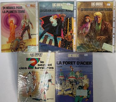 six livres alignés sur une table, sur fond blanc