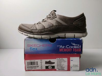 quelqu'un est assis sur une boîte sur laquelle se trouve une paire de chaussures