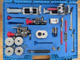 une boîte bleue contenant des outils, posée sur une table