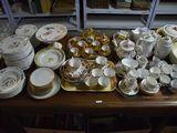 de nombreuses assiettes et bols posés sur une table sur laquelle est posé un chapeau
