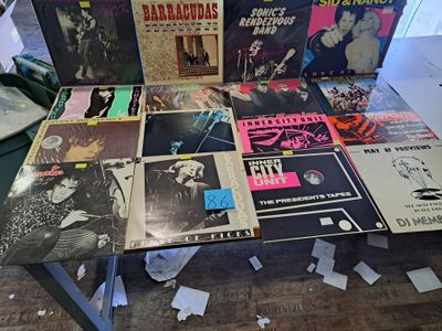 un grand nombre de disques sur une table dans une pièce