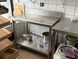 une cuisine avec un plan de travail et des étagères en inox