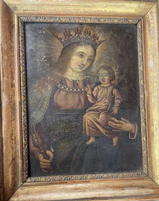 une peinture ancienne représentant une femme tenant un enfant sur ses genoux