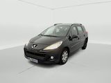 une photo d'une petite voiture noire dans une pièce blanche