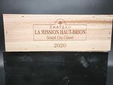 gros plan d'une boîte en bois portant une étiquette