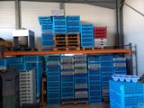 beaucoup de caisses empilées dans un entrepôt