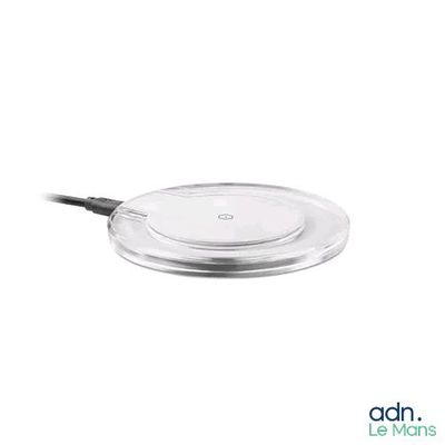 une image représentant un chargeur transparent auquel est branché un câble