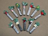 tout un assortiment de légumes variés qui se trouvent sur les baguettes