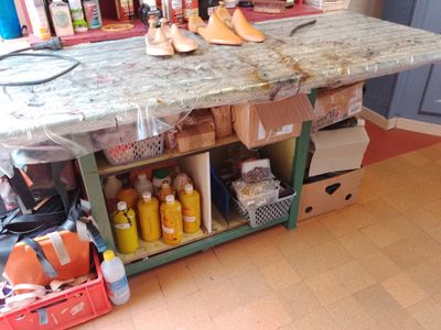 un îlot de cuisine avec un plan de travail en marbre, sur lequel sont posées une paire de chaussures