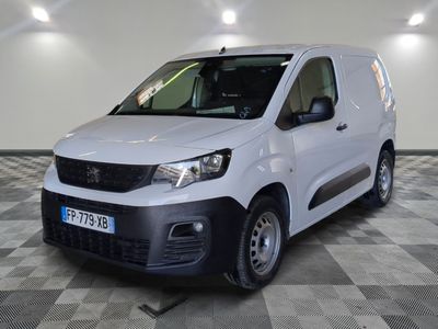 la camionnette blanche est garée sur le sol en damier d'une pièce