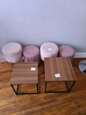 trois tables et deux tabourets dans une pièce avec un parquet