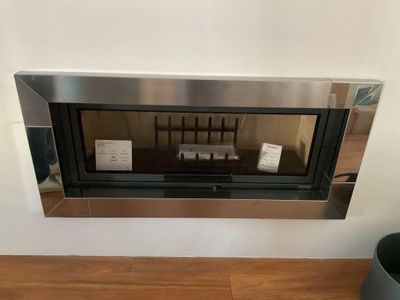 une cheminée en argent dans un coin de la pièce