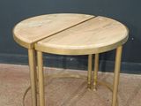 une petite table ronde avec un plateau en bois, posée sur un sol recouvert de moquette