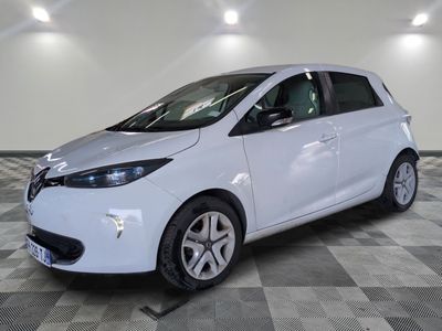 la photo d'une voiture blanche garée dans un garage