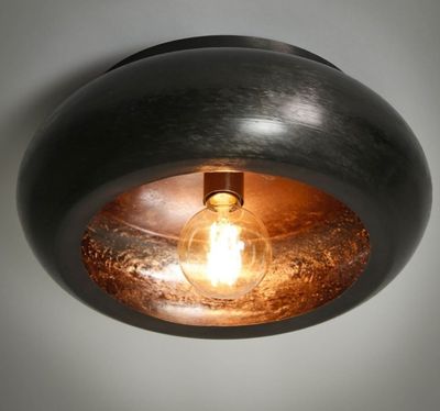 une ampoule allumée à l'intérieur d'un luminaire