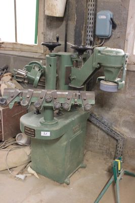 une machine qui se trouve dans une pièce avec de nombreux outils
