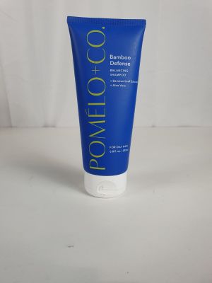 un gros plan d'un tube de lait corporel posé sur une surface blanche