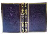 une image représentant un livre à tranche dorée et à couverture violette