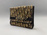 un sac à main marron et noir muni d'une chaîne