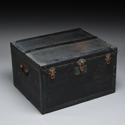 une malle noire posée sur une table