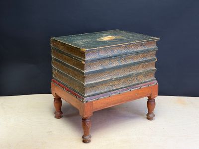 une pile de livres posée sur une table en bois