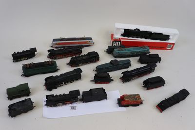 beaucoup de petits trains sur une table blanche