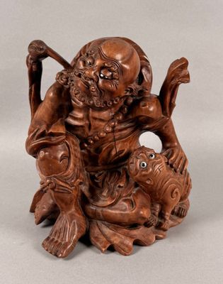 une image représentant une statue en bois d'un homme tenant un poisson
