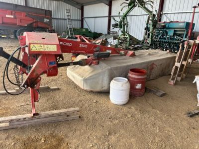 une machine rouge qui est à l'abandon dans la poussière