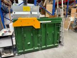 une armoire verte au milieu d'un entrepôt rempli de cartons