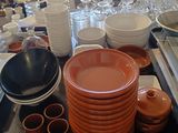 de nombreuses assiettes et bols posés sur une table dans un magasin