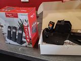 une boîte de téléphones portables posée sur un comptoir à côté d'une boîte de télécommandes