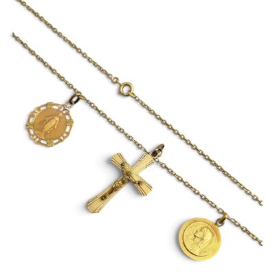 un gros plan d'une croix et d'une pièce de monnaie suspendues à une chaîne