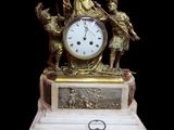 une horloge posée sur une table