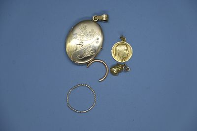 un écrin argenté et une bague sur un fond bleu