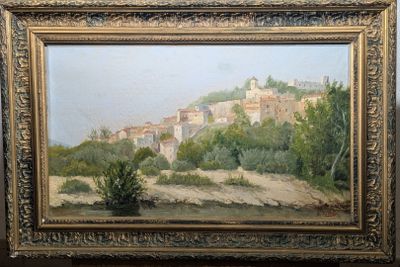 une peinture à l'huile représentant un village situé sur une colline, avec une rivière au premier plan