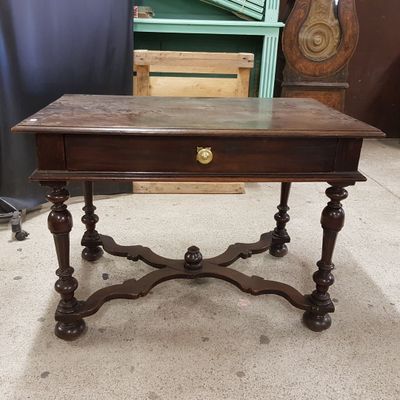 une petite table surmontée d'un tiroir