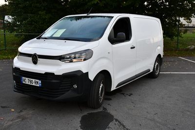 une camionnette blanche garée dans un parking