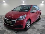 la voiture rouge est garée dans le garage sur un sol en damier