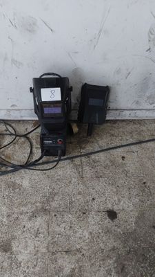 deux radios posées l'une à côté de l'autre sur le sol