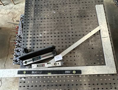 un instrument de mesure posé par terre à côté d'une pièce métallique
