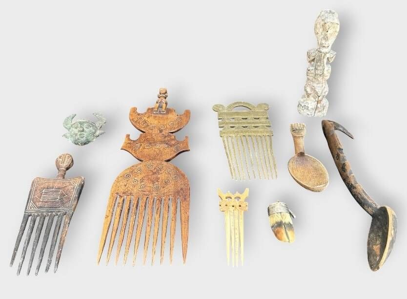 Lot comprenant 4 peignes, 2 cuillères, une statuette et divers