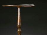 table d'appoint à la manière de [nom de personne]
