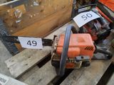 a chainsaw sitting on top of a wooden pallet