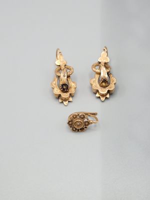 deux paires de boucles d'oreilles en or et une broche, une broche, une broche, une broche, une broche, une broche, une broche, une broche, une broche, une broche, une broche, une broche, une broche, une broche, une broche, une broche, une broche, une broche, une broche, une broche, une broche, une broche, une broche, une broche, une broche, une broche, une broche, une broche, une broche, une broche, une broche, une broche, une broche, une broche, une broche, une broche, une broche, une broche, une broche, une broche, une broche, une bro